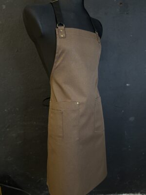 Brązowy fartuch klasyczne kieszenie